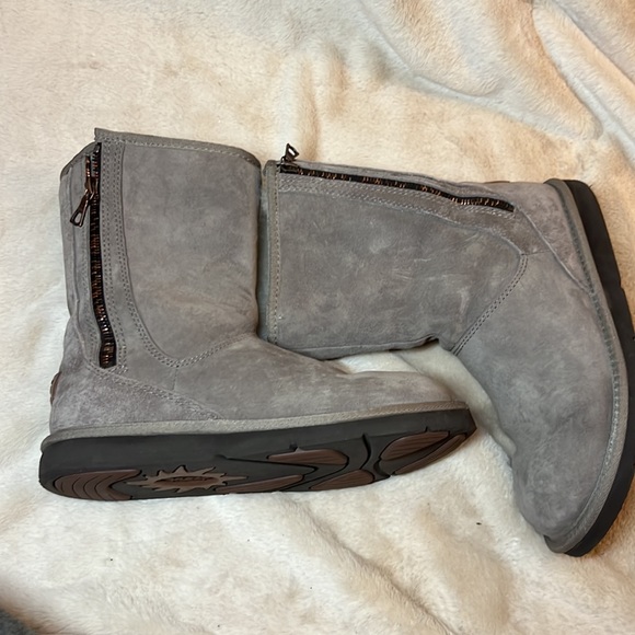 Ugg Boots - zipper on side - taupe - women’s size 7 - Picture 2 of 9